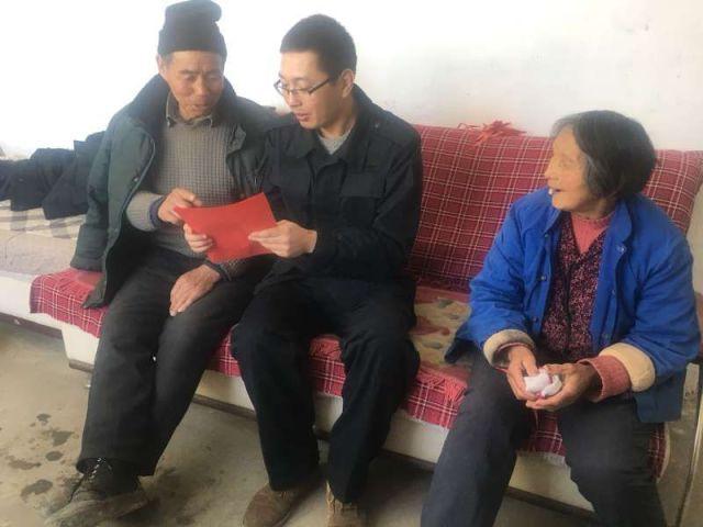 哈尔滨小冻梨抵达成都,与“小熊猫”相拥、互换礼物